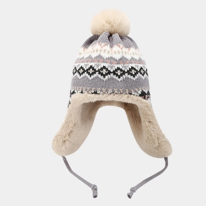 Détail du bonnet trappeur en tricot géométrique avec doublure chaude en fausse fourrure