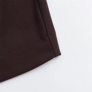 Detailaufnahme von dunkelbraunem Strickstoff mit hochwertigem Saum und Textur