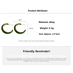 Detailed view showing 2.5x2cm dimensions and 5.3g weight of green C-shaped hoop earrings