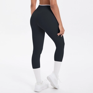Vue détaillée arrière d'un legging de yoga noir taille haute avec bordure de taille contrastée
