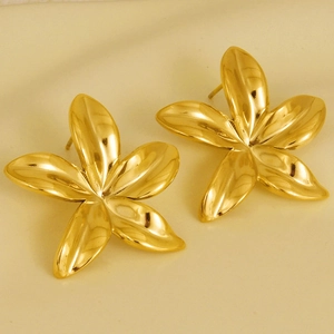 Détail des boucles d'oreilles fleurs en or 18 carats avec texture polie en acier inoxydable