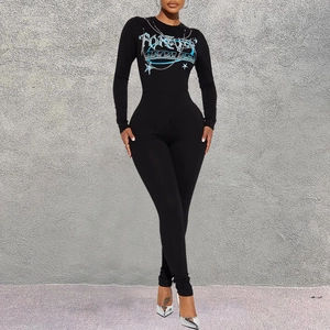 Détail de l'imprimé 'FOREVER RECKLESS' sur un body noir moulant à manches longues chic