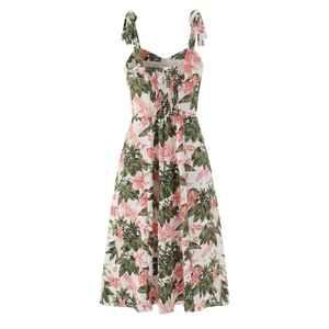 Robe fleurie française blanche avec fleurs roses, bretelles nouées et ourlet évasé