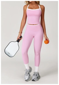 Detail van roze yogaset met witte contrastrand en legging met hoge taille voor sport