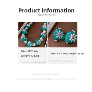 Vue détaillée de la parure florale bohème émeraude avec strass et dimensions précises