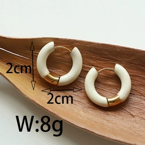 Détail de boucles d'oreilles créoles en émail crème de 2cm avec placage d'or et poids