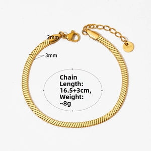 Détail de la gourmette serpent dorée de 3 mm avec étiquette S.steel et fermoir mousqueton
