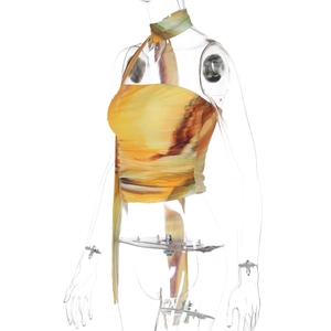 Détail d'un top tube froncé imprimé tie-dye avec licou sur un mannequin transparent en studio