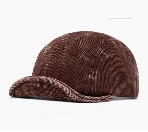 Makro-Detail der kaffeebraunen Cord-Struktur bei einer Retro-Baseballkappe mit kurzem Schirm