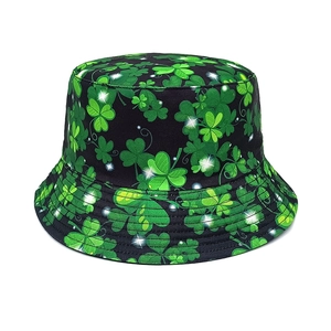 Cappello da sole reversibile con trifoglio verde e motivo a stelle su tela nera