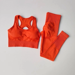 Ensemble de sport orange sans couture avec détails côtelés et rembourrage de brassière
