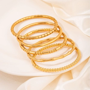 5er-Set goldene 18k Edelstahl-Armreifen mit Nieten- und Bambusstruktur im C-Form-Design