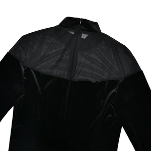 Dettaglio del patchwork in velluto e mesh sul retro dell'elegante abito nero da sera