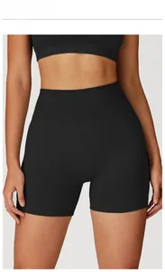 Détail du short de yoga noir sans couture à taille haute et texture en maille côtelée