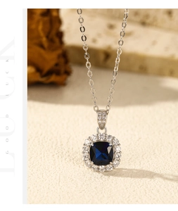 Dettaglio macro della collana in argento S925 con ciondolo quadrato in zaffiro