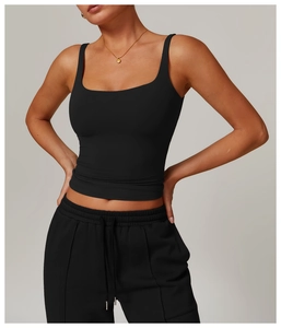 Détail de l'ensemble de sport noir avec débardeur à col carré et jogging à cordon