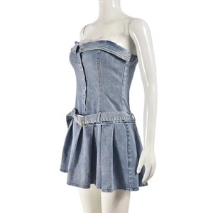 Details des blauen Denim-Schlauchkleides mit Gürtel und plissiertem Rockdesign