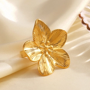 Anello a fiore in acciaio inossidabile placcato oro 18K su elegante tessuto di seta champagne
