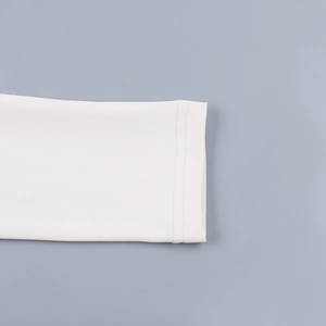 Vue détaillée de la couture double sur le poignet blanc à manches longues en tricot