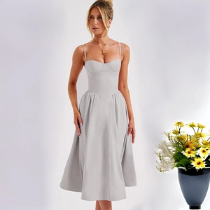 Détail d'une robe longue plissée gris clair avec corsage ajusté et fines bretelles chic