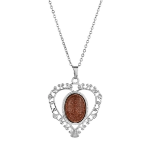 Collier argent avec pendentif coeur orné d'une pierre goldstone rouge sur fond blanc