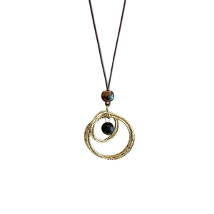 Collier avec pendentif oeil de tigre et anneaux dorés tissés sur cordon brun