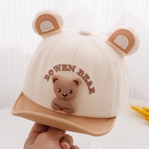 Dettaglio del cappellino da neonato con orecchie morbide e ricamo Bowen Bear beige