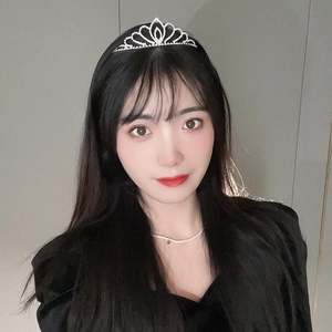 Détail du diadème cœur en perles strass et collier assorti porté par le mannequin