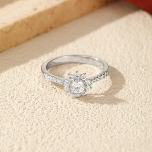 Bague fleur en moissanite étincelante en argent 925 sur fond en bois chaleureux