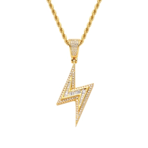 Pendentif éclair avec zircons baguette et ronds sertis sur une chaîne torsadée dorée
