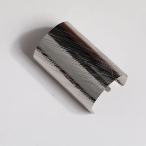 Nahaufnahme der silbernen Haarspange mit gebürsteter Metalltextur und minimalistischem Design