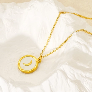 Collier en acier titane doré avec emblème de lune sur pendentif en émail blanc