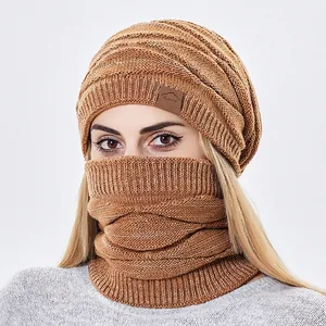 Set aus Strickmütze und Loopschal in Karamell mit Sport-Lederaufnäher für Winter