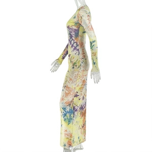 Détail de l'imprimé tie-dye coloré sur une robe longue moulante à manches longues