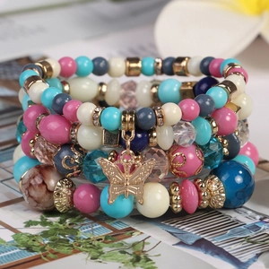 Mehrlagiges Boho-Perlenarmband mit bunten Kristallperlen und goldenem Schmetterlingsanhänger