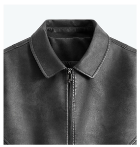 Détail d'une veste en similicuir noir classique avec col à revers et fermeture éclair en métal