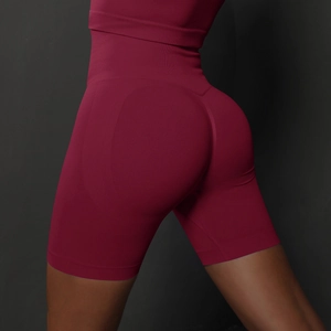 Vue détaillée du dos du short de yoga sans couture rouge foncé avec taille haute gainante