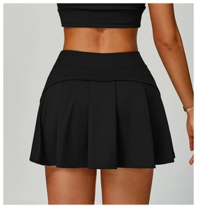 Vue arrière d'une jupe de sport plissée noire à taille haute en tissu respirant