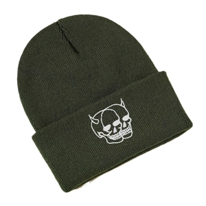 Bonnet en maille côtelée vert olive avec broderie crânes pour la chaleur hivernale extérieure