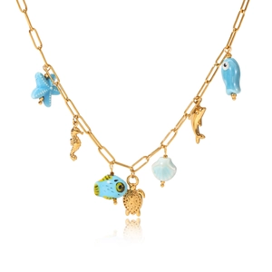 Vue détaillée du collier chaîne trombone dorée avec des breloques marines colorées