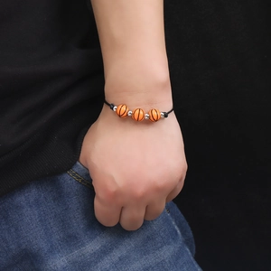 Bracciale regolabile in cordino nero con tre perline da basket arancioni per gli amanti dello sport
