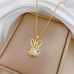 Collier chic en or avec pendentif lapin et cristaux pavés sur fond en soie douce