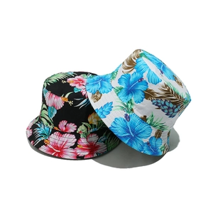 Bobs tropicaux aux motifs de feuilles de bananier et fleurs pour protection solaire de plage été