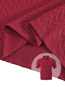 Gros plan sur la texture jacquard à chevrons rouges et coutures du polo respirant homme