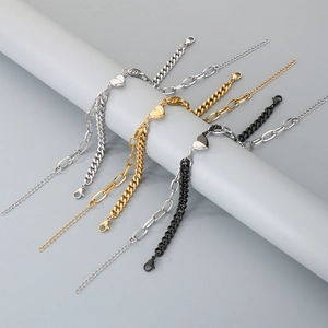Detail der Herz-Magnet-Schließe an asymmetrischem Curb und Paperclip Kettenarmband
