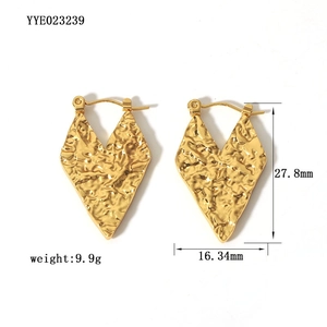 Détail des boucles d'oreilles en acier inoxydable plaqué or 18K avec texture martelée