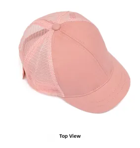 Dettaglio del tessuto a rete rosa traspirante e delle cuciture curate del cappello estivo