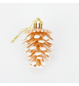 Détail de suspensions pommes de pin marron avec neige blanche et cordon doré de Noël