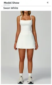Conjunto deportivo blanco cisne con top de cuello cuadrado y falda deportiva en A