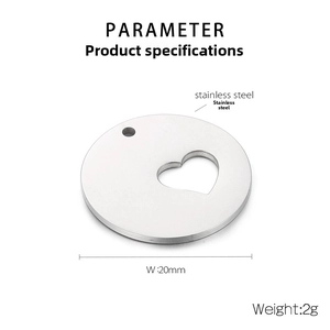 Makroaufnahme des 20mm Edelstahl-Rundanhängers mit hohl ausgearbeitetem Herz-Design